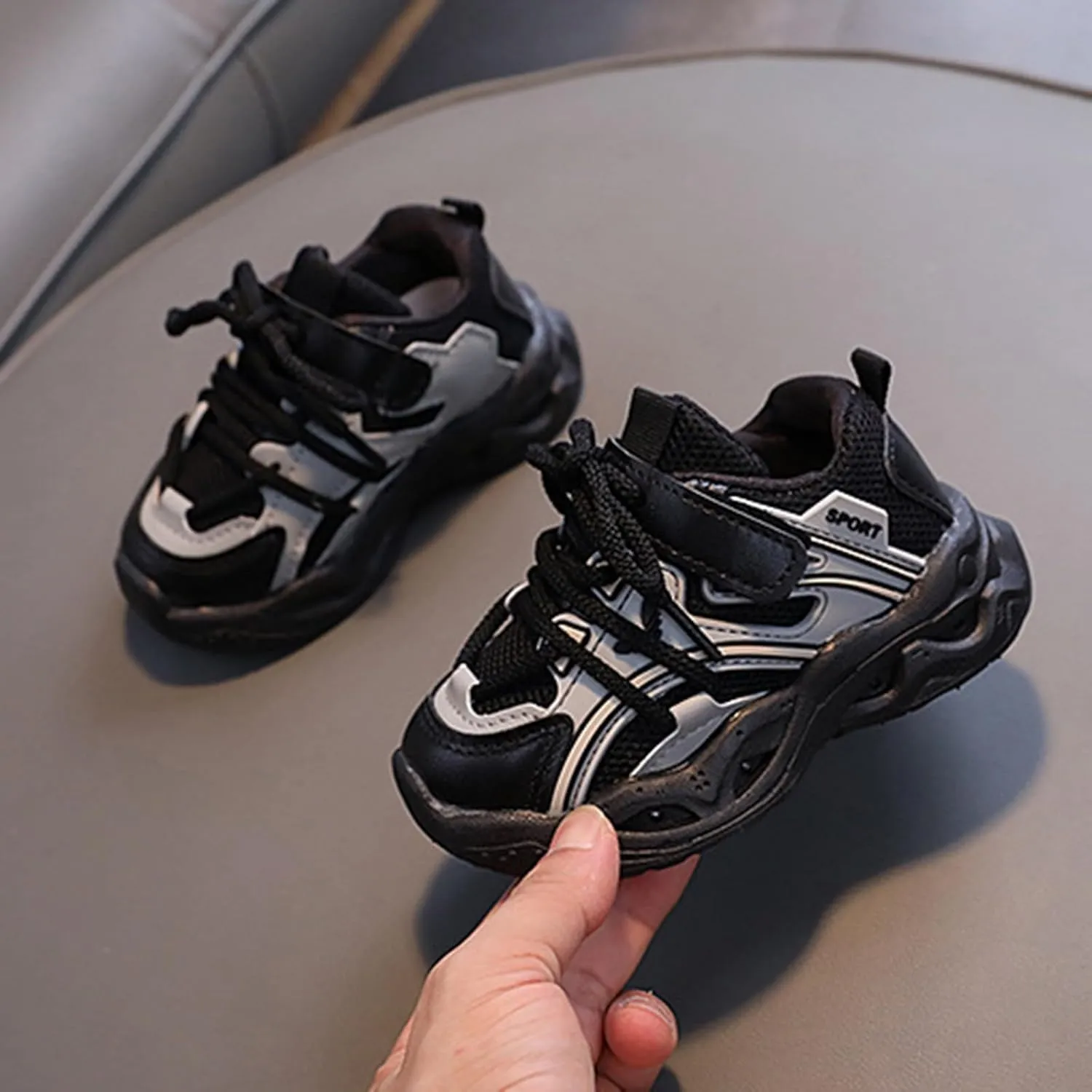LED Shoes for Kids Light Up Shoes Boys Girls Fashion LED Lights Sneakers Kids Glowing Lightweight Cat and Girls Shoes