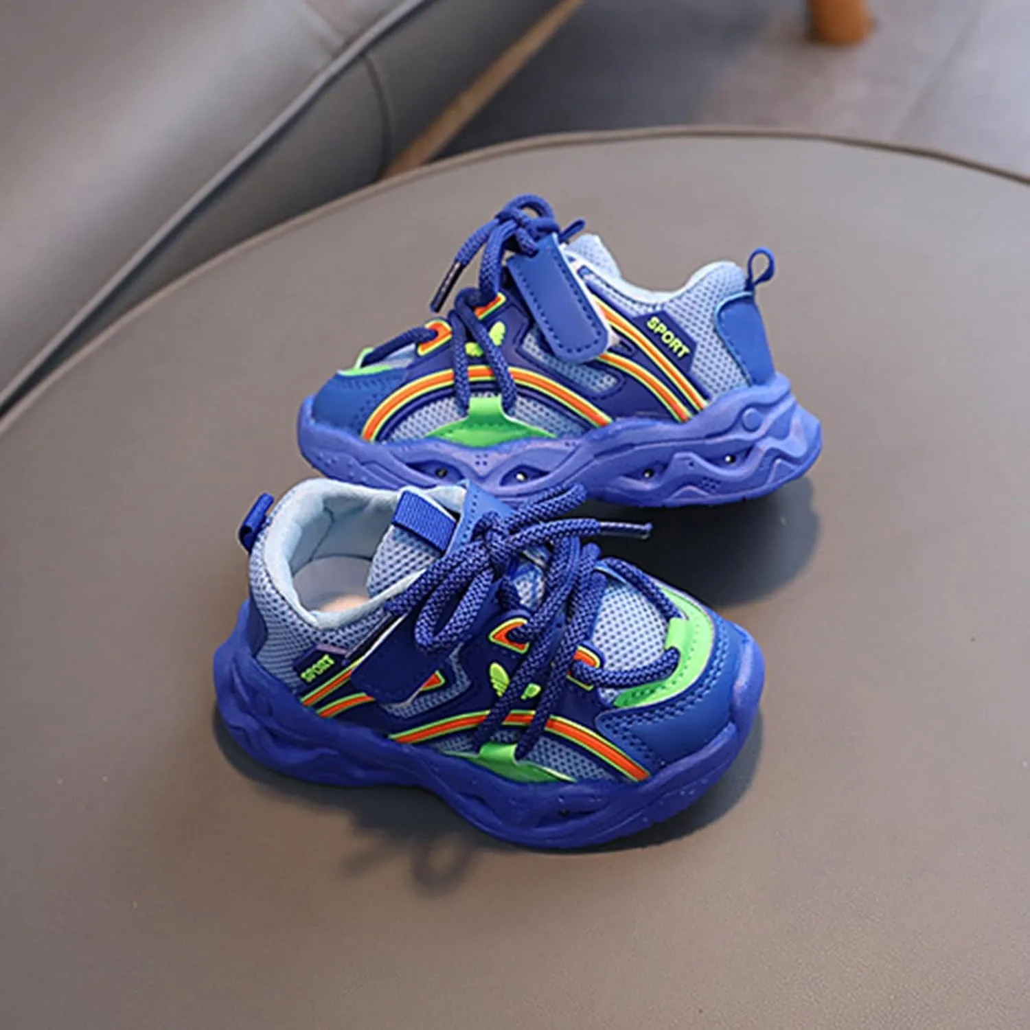 LED Shoes for Kids Light Up Shoes Boys Girls Fashion LED Lights Sneakers Kids Glowing Lightweight Cat and Girls Shoes