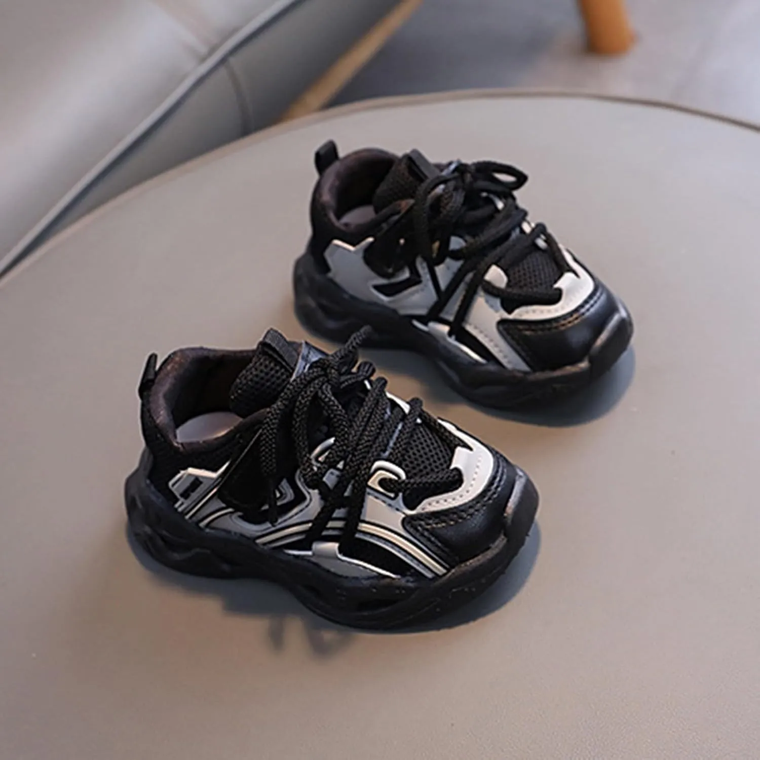 LED Shoes for Kids Light Up Shoes Boys Girls Fashion LED Lights Sneakers Kids Glowing Lightweight Cat and Girls Shoes