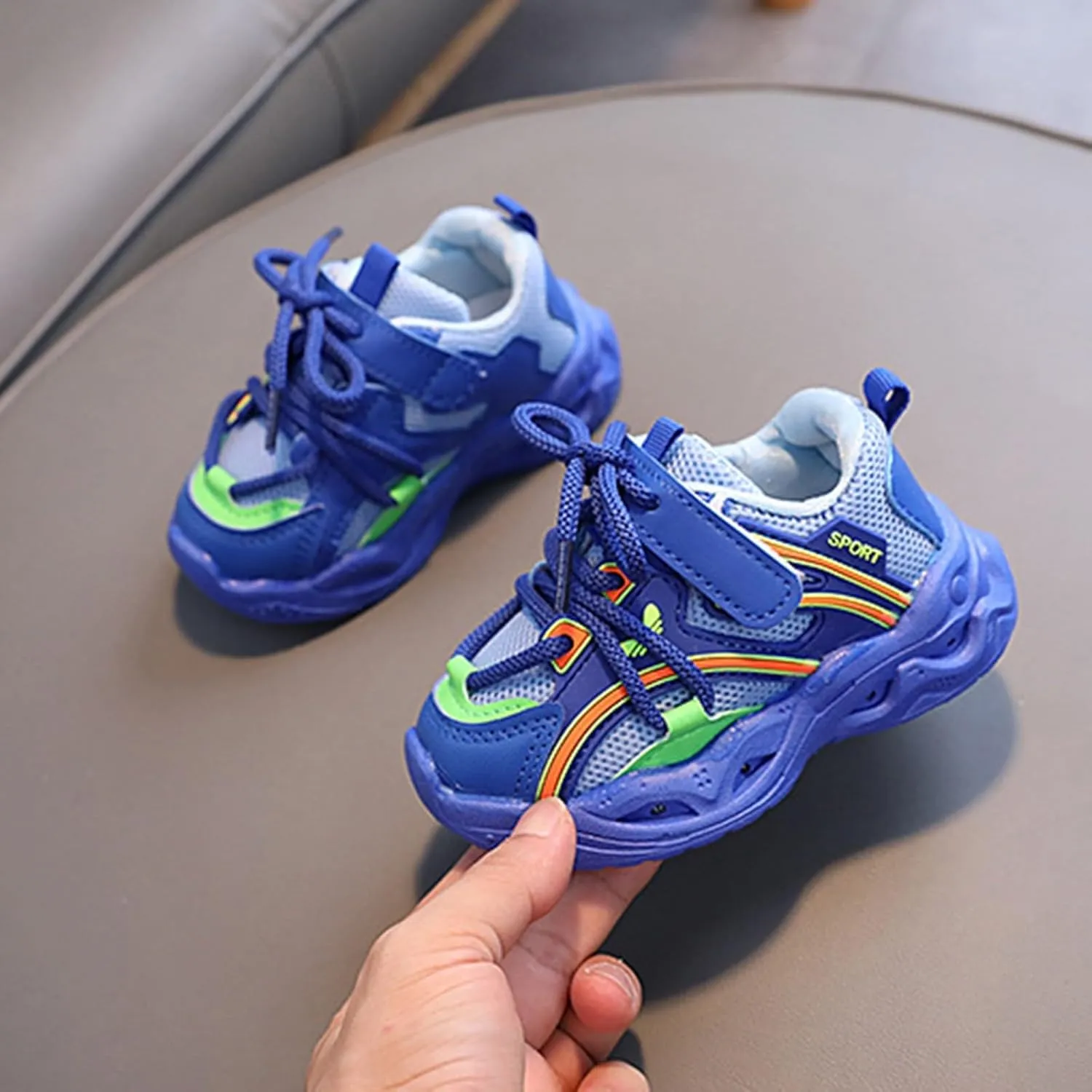 LED Shoes for Kids Light Up Shoes Boys Girls Fashion LED Lights Sneakers Kids Glowing Lightweight Cat and Girls Shoes